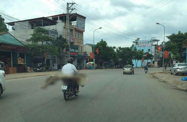 H&igrave;nh ảnh thi thể được cuốn chiếu chở tr&ecirc;n xe m&aacute;y khiến nhiều người x&oacute;t xa. Ảnh: Internet
