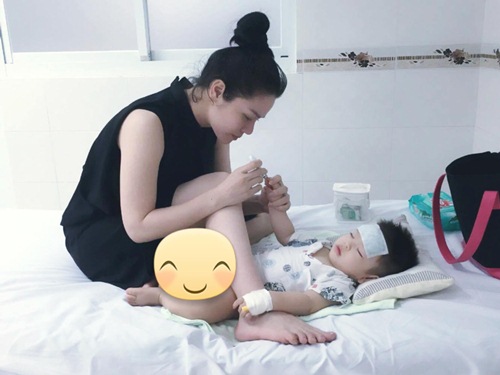 Con trai Nhật Kim Anh bị sốt phải nhập viện