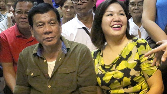 
Duterte và bà Avencena trong một sự kiện khi ông còn là thị trưởng Davao. Ảnh: Kwentongofw
