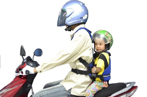 
Vị trí an toàn hơn cả là cho trẻ ngồi sau lưng người lái và có địu/dây đai chằng chắc chắn nối bé với người lái. (Ảnh minh họa)
