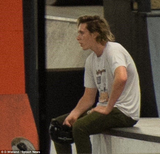 Hình ảnh thẫn thờ của Brooklyn Beckham sau khi chia tay bạn gái. Ảnh: Daily Mail.