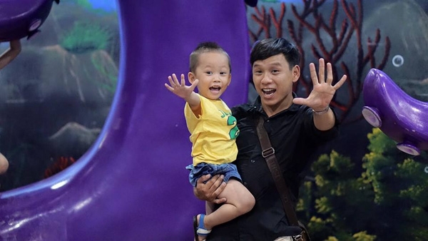 Chồng v&agrave; con trai cưng - hai t&igrave;nh y&ecirc;u to lớn của chị H&ograve;a. 