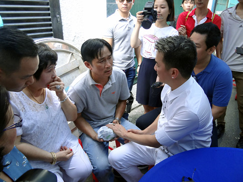 Anh đại diện c&aacute;c nghệ sĩ trao số tiền 310 triệu đồng cho gia đ&igrave;nh Minh Thuận. Ảnh: Ng&aacute;t Ngọc