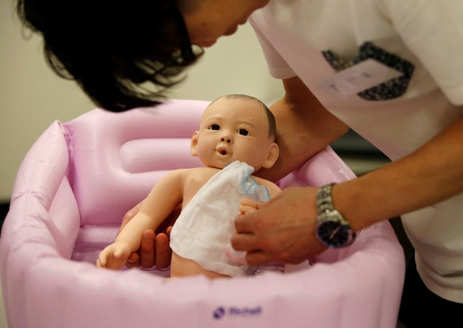 
Ngo&agrave;i ra, theo c&aacute;c chuy&ecirc;n gia, việc tham gia c&aacute;c kh&oacute;a học c&ograve;n gi&uacute;p nam giới hiểu hơn về những nỗi vất vả m&agrave; phụ nữ đang phải g&aacute;nh v&aacute;c h&agrave;ng ng&agrave;y.
