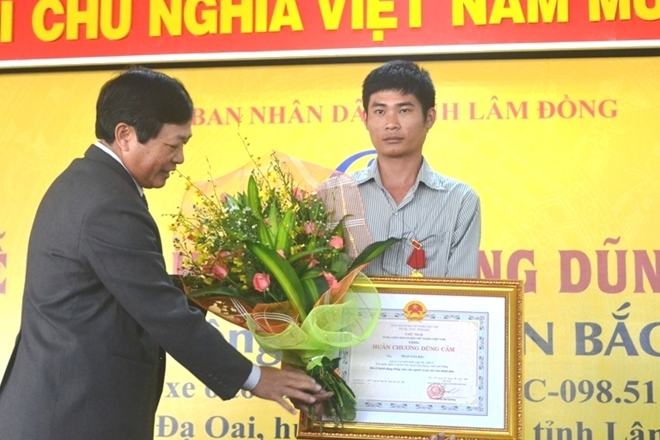 Trước đó, nhiều tổ chức, cá nhân cũng đã trao tặng nhiều phân thưởng cho tài xế Phan Văn Bắc về hành động dũng cảm này