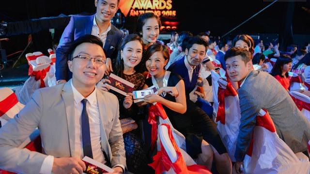 Quỳnh Hoa cùng các đồng nghiệp tại lễ trao giải VTV Awards 2015