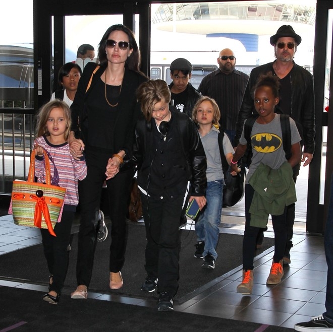 Gia đình Brad Pitt và Angelina Jolie tại sân bay. Ảnh: The Sun. 