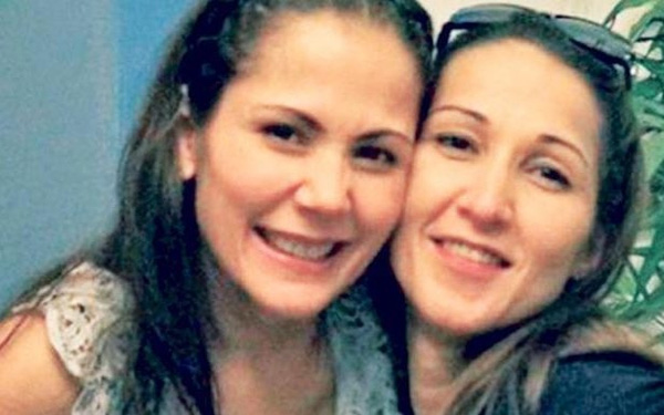 
Bà Aurora (phải) chụp ảnh cùng người chị em của mình, diễn viên nổi tiếng Maritoni Fernandez (Ảnh: Telegraph)
