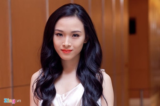 
Phương Nga đăng quang Hoa hậu người Việt tại Nga, sau đó cô chuyển về Việt Nam làm MC, đóng phim.
