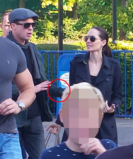 
Đây là khoảnh khắc Brad Pitt và Angelina giận giữ với nhau tại khu giải trí Legoland ở Windsor.
