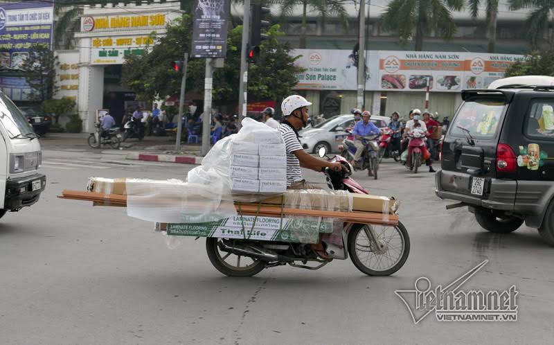 
Những người vận chuyển hàng cồng kềnh thường chọn các tuyến phố ít có CSGT hoặc giờ CSGT không làm việc.
