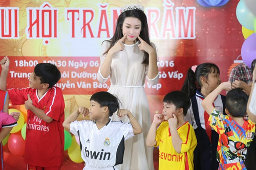 Hoa hậu Mỹ Linh trong một buổi từ thiện nhân dịp Trung thu.