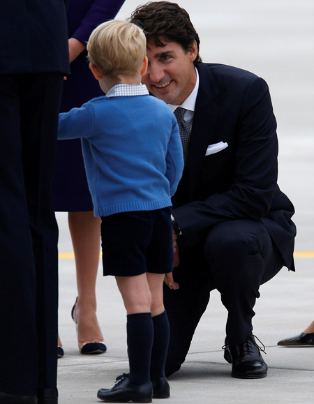 
Thủ tướng Canada Justin Trudeau ngồi hẳn xuống trò chuyện thân mật với hoàng tử bé.
