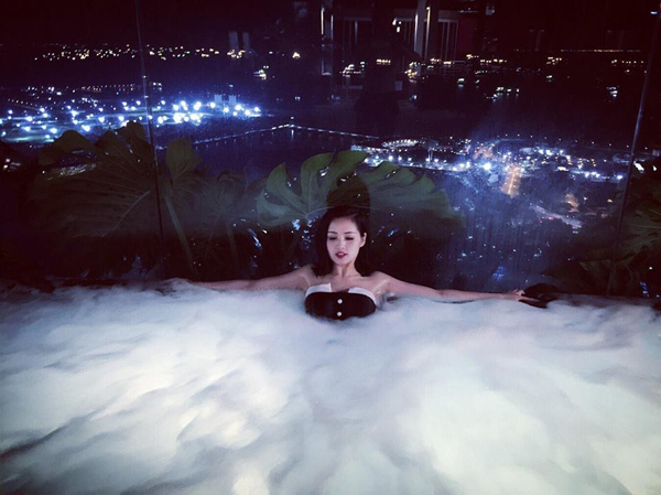 
Trong dịp sang quốc đảo sư tử, hot girl nghỉ dưỡng ở khách sạn Marina Bay với bể bơi trên cao, có thể ngắm nhìn Singapre lung linh vào buổi đêm.
