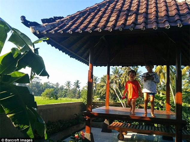 Hai cậu bé vui đùa ở Bali