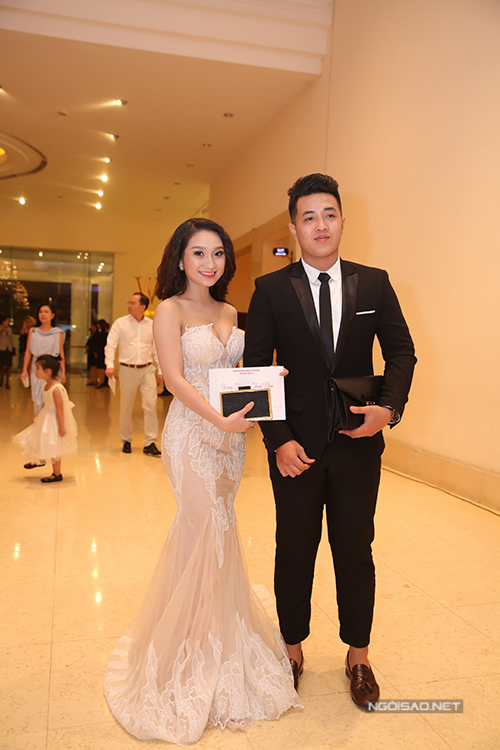 Diễn viên Cao Mỹ Kim mặc sexy sánh đôi bạn trai doanh nhân.