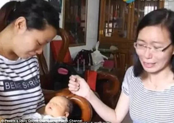 
Gia đình cậu bé vẫn đang trông cậy vào sự giúp đỡ của các chuyên gia y tế.
