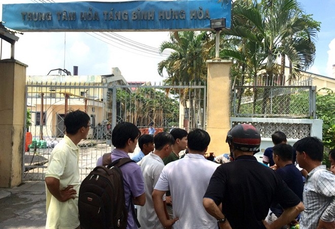 Hàng xóm tìm đến nhà tang lễ để chia sẻ mất mát với gia đình nạn nhân. Ảnh: Lê Trai.
