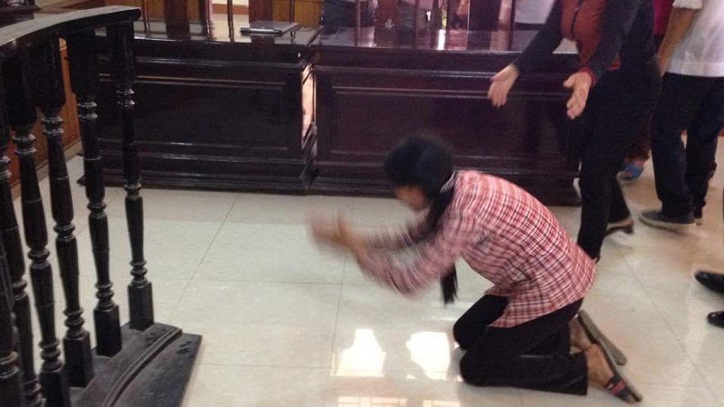 Vợ bị cáo xúc động quỳ giữa công đường sau khi toà tuyên hủy án, trả hồ sơ điều tra lại.
