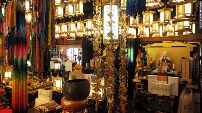 
Theo sư trụ tr&igrave; Annan, tục lệ n&agrave;y bắt đầu từ nhiều năm trước, khi một b&aacute;c sĩ đến cầu nguyện cho một bệnh nh&acirc;n đang điều trị ung thư v&uacute;. B&aacute;c sĩ hỏi xin nh&agrave; sư cho ph&eacute;p đặt bầu ngực phụ nữ trong ch&ugrave;a để cầu ph&eacute;p l&agrave;nh.
