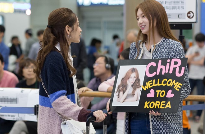 Chi Pu là nghệ sĩ Việt đầu tiên được báo Hàn Quốc mời tham gia ghi hình một chương du lịch trải nghiệm trên đất nước của họ. Á hậu Hàn Quốc 2014 - Lee Sarah - ra sân bay đón Chi Pu.