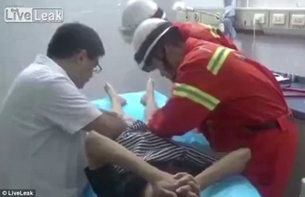 
Ch&agrave;ng trai 18 tuổi đau đớn vật v&atilde; sau hai ng&agrave;y mắc kẹt.

