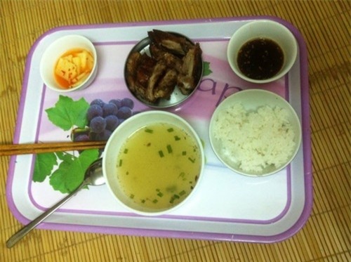 Khay cơm Đức Anh chuẩn bị cho mẹ.