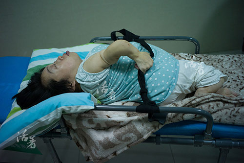 Chị Hu Lu từ bé đã sinh ra với căn bệnh giòn xương đặc biệt nghiêm trọng.