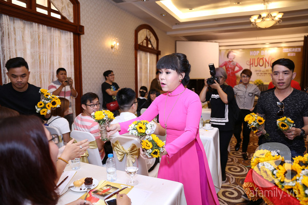 
Việt Hương tặng hoa cho mọi người trong buổi họp báo để bày tỏ sự tri ân của mình.
