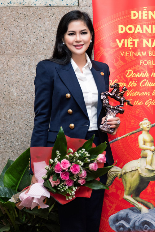
Thủy Tiên là nữ doanh nhân bén duyên với ngành thời trang từ khá sớm. Chị được các tạp chí, báo điện tử uy tín vinh danh là một trong những doanh nhân nữ thành công tại Việt Nam và châu Á.
