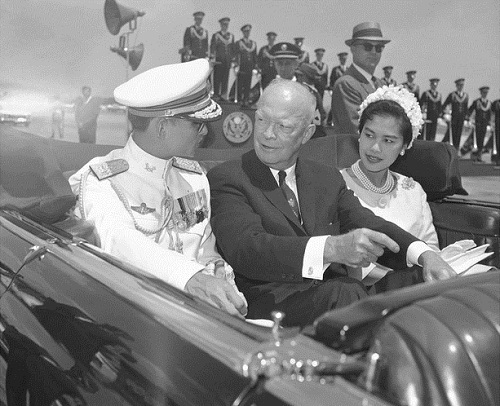 
Tổng thống Mỹ Dwight D. Eisenhower đón quốc vương và hoàng hậu Thái Lan tại sân bay Washington vào tháng 6/1960, trong chuyến công du 5 ngày của vợ chồng nhà vua tới Mỹ. Ảnh: AP
