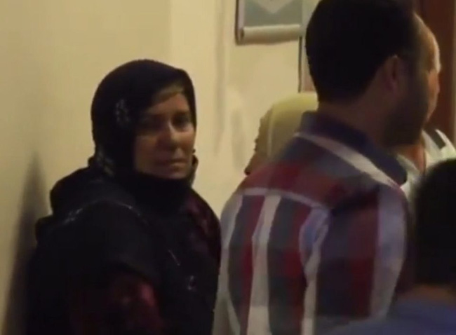 
Vẻ mặt đau đớn v&agrave; lo lắng của người mẹ.
