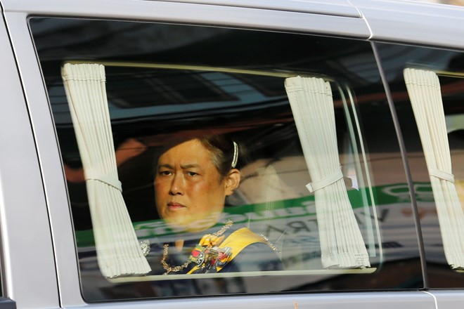 
Công chúa Sirindhorn nhìn ra bên ngoài từ đoàn xe chở linh cữu Quốc vương Bhumibol về hoàng cung chiều 14/10. Bà là em gái Thái tử Vajiralongkorn, người được chỉ định kế vị. Ảnh: Reuters.
