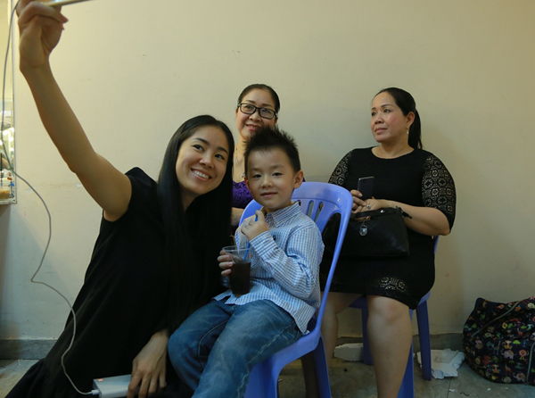 
Mẹ Lê Phương (đeo kính) và một người thân đi theo giúp chăm sóc cậu quý tử của cô. Nữ diễn viên vui đùa, ghi lại hình ảnh với con trai trong hậu trường.
