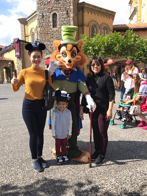 
Trong những ngày lưu lại Nhật, gia đình Diệp Bảo Ngọc đã đi thăm đền Minh Trị, chùa Quan Âm, công viên Tokyo Disneyland, thung lũng Owakudani...
