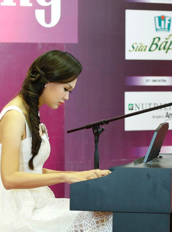 
 Nguyễn Hương Mỹ Linh (SBD 139) thể hiện tài chơi piano với ca khúc “Bèo dạt mây trôi”. Mỹ Linh cho biết cô đã học đàn từ khi còn nhỏ, tuy nhiên đã lâu cô không chơi nhạc.
