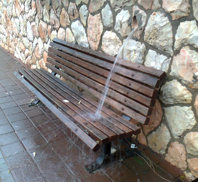 22. Thiết kế kiểu này giống gài nhau thật đấy, lỡ đang ngồi mà bên trong xả nước ra thì khổ rồi.