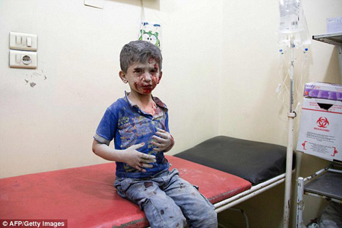 
Một cậu b&eacute; Syria đang chờ điều trị tại một bệnh viện sau cuộc kh&ocirc;ng k&iacute;ch v&agrave;o Aleppo v&agrave;o 24/9

