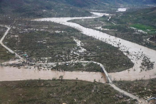 
Con sông ngập tràn nước ở Haiti sau siêu bão.
