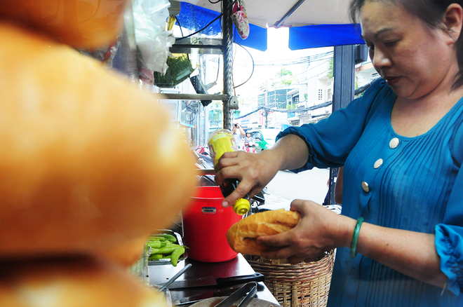 
 

Để ổ bánh mì tròn vị và mang dấu ấn riêng, toàn bộ các phụ kiện từ món dưa chua đến các món đi kèm khác đều được gia đình tự làm.

 


 

Patê gan luôn được làm từ gan tươi và bán hết trong ngày nên có vị béo và thơm.

 


 

Xe bánh mì không dùng ớt sừng đỏ mà dùng mỗi loại ớt xanh (giống ớt miền Trung) vừa cay vừa thơm. Ngoài ớt và đồ chua làm từ củ cải trắng và cà rốt, bánh mì phá lấu còn được ăn kèm dưa leo, hành lá và ngò rí.

 


 

Ngoài phá lấu đùi heo, xe bánh mì còn phục vụ món bánh mì gà. Cọng gà được ướp mằn mặn ngòn ngọt có mùi thơm.

 


 

Đặc biệt bánh mì của quán không nướng bằng lò điện mà nướng bằng lò củi nên có mùi thơm đặc trưng. Ổ bánh mì giòn bên ngoài và đặc ruột, ít bị rơi vãi khi ăn.

 


 

Thịt đùi heo phá lấu được xắt miếng mỏng cho vào bên trong cùng patê gan, bơ, nước tương, muối ớt và các loại nguyên liệu khác.

 


 






