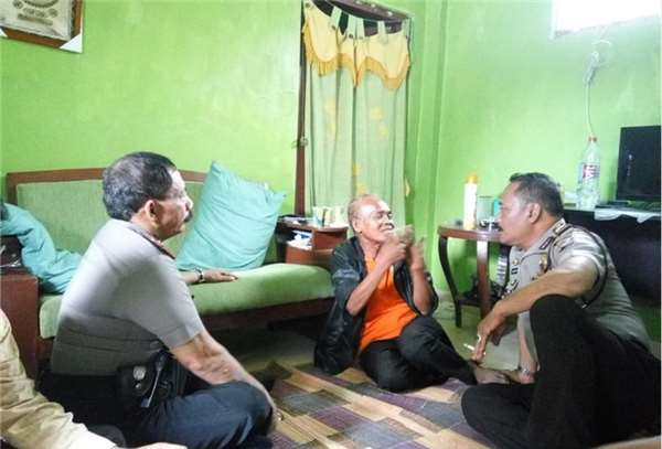 Cảnh sát đến tận nhà để trò chuyện với ông Waluyo thật.