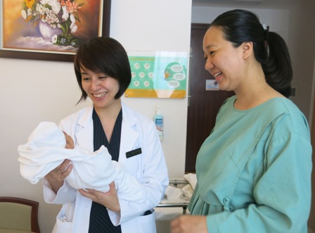 BS Nguyễn Thu Hoài, Khoa Sản Vinmec Times City chia sẻ niềm vui mẹ tròn con vuông với chị Thanh