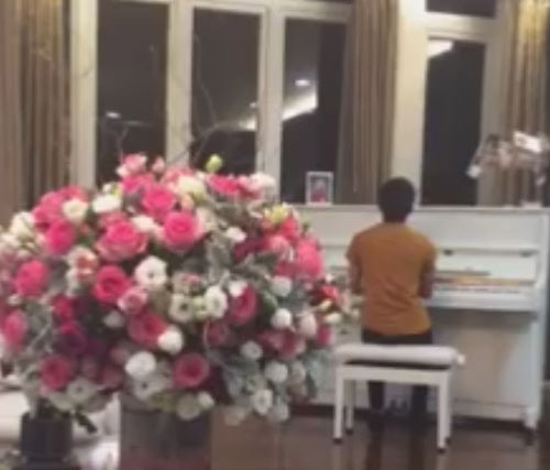 
Đại gia phố núi tập chơi piano để đàn tặng Hà Hồ vào ngày kỷ niệm 7 năm 9 tháng yêu nhau.
