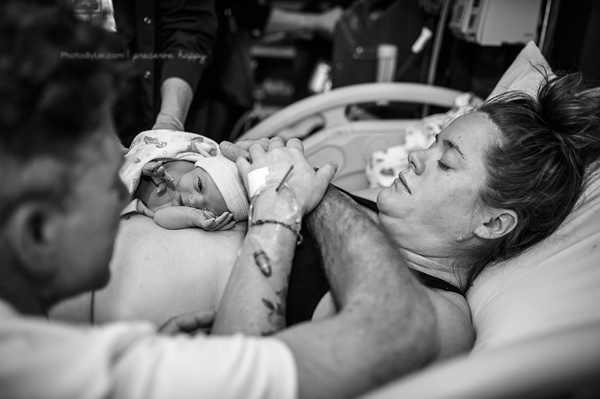 
Trong khi đ&oacute;, hai bố mẹ vẫn ki&ecirc;n nhẫn quan s&aacute;t từng cử động của b&eacute;.
