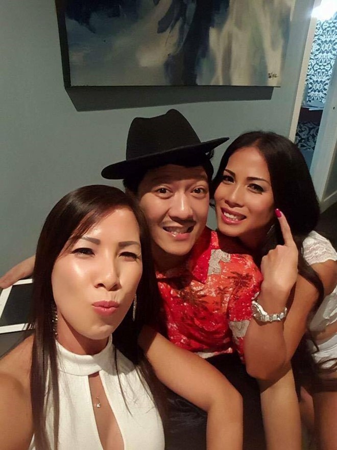 Tuy nhiên một số cô gái vẫn tìm cách vào hậu trường để chụp ảnh và xin chữ ký.