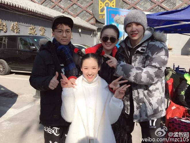 Mạnh Trí Siêu (trái) gần như trở thành gương mặt lạ trong ngành điện ảnh. Ảnh: Weibo.