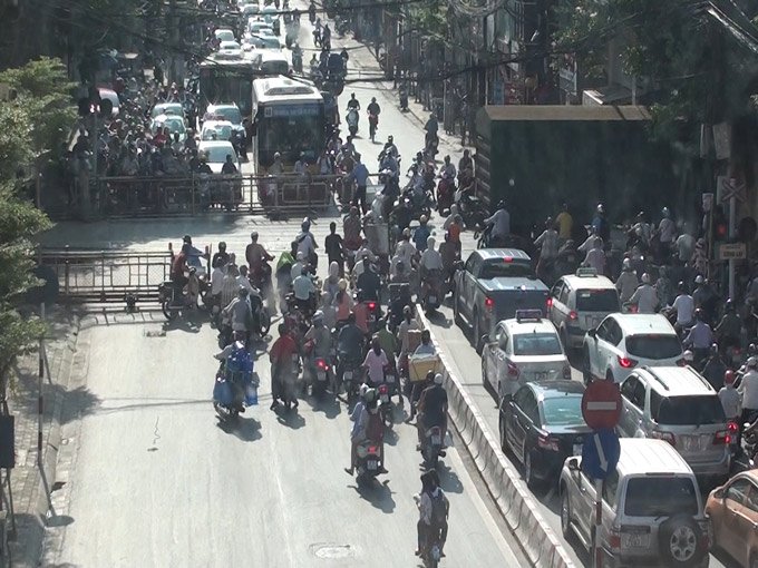 Barie được mở ra l&agrave; l&uacute;c c&aacute;c phương tiện &agrave;o l&ecirc;n hỗn loạn
