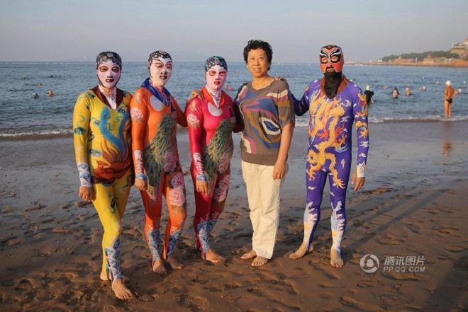 
Facekini lần đầu tiên xuất hiện tại Thanh Đảo vào năm 2004 và trở thành xu hướng từ năm 2012. Thiết kế này thu hút sự chú ý của dư luận cả trong nước lẫn quốc tế mỗi khi xuất hiện trên bãi biển Trung Quốc vào mùa hè.
