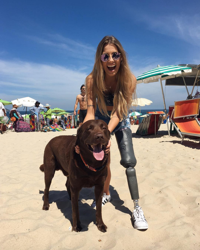 
Paola tr&agrave;n đầy hạnh ph&uacute;c đi chơi c&ugrave;ng với bạn b&egrave; tr&ecirc;n b&atilde;i biển.
