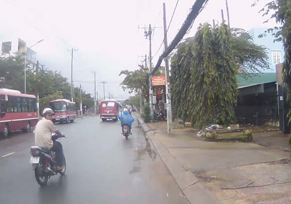 Rất nhiều người đi đường ngoái nhìn rồi thản nhiên bỏ đi ( Ảnh cắt từ clip).